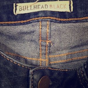 Size 7 regular bullhead black jeans.